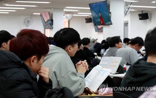 2일 서울 노량진의 한 경찰 공무원 시험 준비 학원에서 한 수험생이 강의를 들으며 두 손을 모으고 있다. 2018.1.2 연합뉴스 2일 서울 노량진의 한 경찰 공무원 시험 준비 학원에서 한 수험생이 강의를 들으며 두 손을 모으고 있다. 2018.1.2 연합뉴스