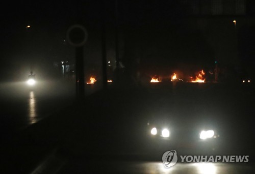 축구 국가대표팀이 레바논전을 하루 앞두고 결전지인 베이루트에 입성한 14일(한국시간) 반정부 시위대가 베이루트 국제공항 인근 도로를 막고 타이어를 불태우고 있다. ⓒ연합뉴스