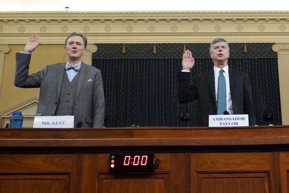 Career Foreign Service officer George Kent and top U.S. diplomat in Ukraine William Taylor, right, are sworn in to testify during the first public impeachment hearing of the House Intelligence Committee on Capitol Hill, Wednesday Nov. 13, 2019, in Washington. (Joshua Roberts/Pool via AP) /뉴시스/AP /사진=