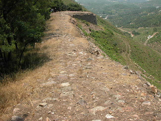 득리사산성의 서쪽 성벽 : 성벽 가운데를 보면 2차 축성 흔적이 완연하다.