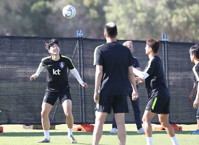레바논전을 하루 앞둔 13일(한국시간) 손흥민 등 축구 국가대표팀 선수들이 아랍에미리트(UAE) 아부다비의 크리켓 스타디움에서 진행된 최종훈련에서 스트레칭을 하며 몸을 풀고 있다. 연합뉴스