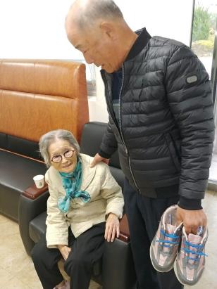 고국 그리워 일본서 한국 찾은 97세 할머니가 조카와 극적으로 상한 모습. [부산 경찰청 제공. DB 및 재배포 금지]
