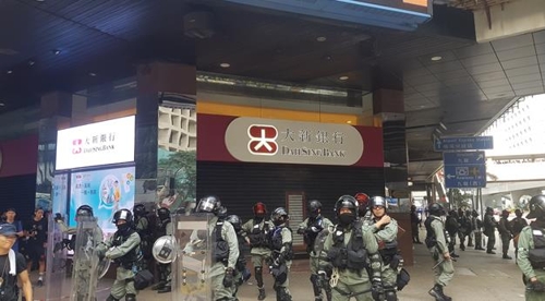 친중파 시민이 들어간 은행 건물을 지키는 홍콩 경찰 (홍콩=연합뉴스) 안승섭 특파원 = 14일 홍콩의 금융 중심가인 도심 센트럴에서 시위가 벌어진 가운데 홍콩 경찰이 시위대와 충돌한 친중파 시민이 들어간 은행 건물을 지키고 있다. 2019.11.14      ssahn@yna.co.kr
