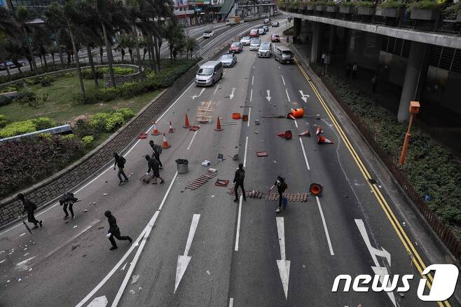 12일 홍콩 시위대가 도로를 봉쇄하고 있다. © AFP=뉴스1 © News1 우동명 기자