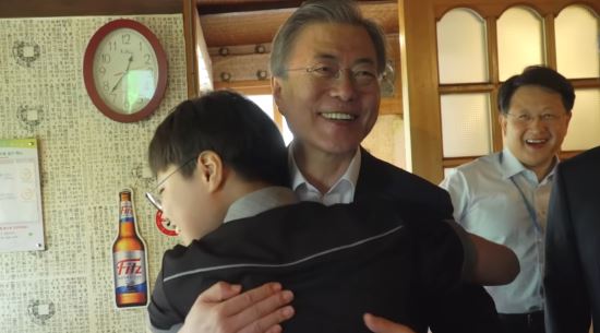 올해 5월 11일 한 중학생이 청와대 견학을 왔다가 식당에서 문재인 대통령을 만나 포옹하고 있다. 유튜브 영상 캡쳐