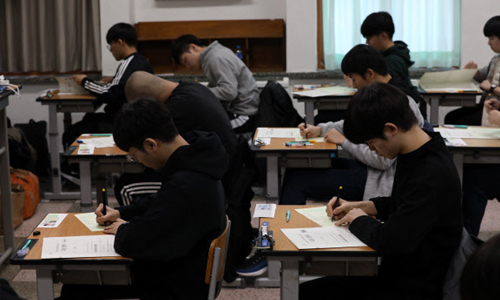 2020학년도 대학수학능력시험이 치러진 14일 오전 서울 종로구 동성고등학교에서 수험생들이 시험 준비를 하고 있다. 뉴스1