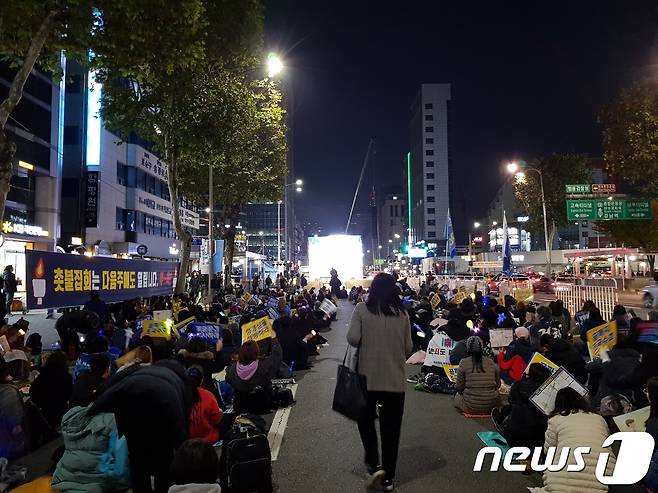 16일 오후 서울 서초구 교대역 앞에서 '북유게사람들'이 조국 수호 집회를 진행하고 있다.2019.11.16/뉴스1 © 뉴스1