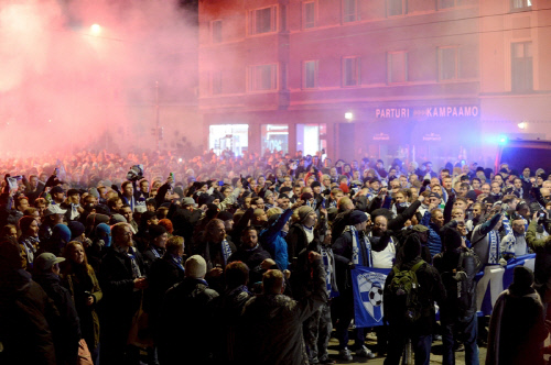 헬싱키 시내가 핀란드의 유럽축구선수권 본선 진출로 축제 분위기다. 출처 | 헬싱키타임즈