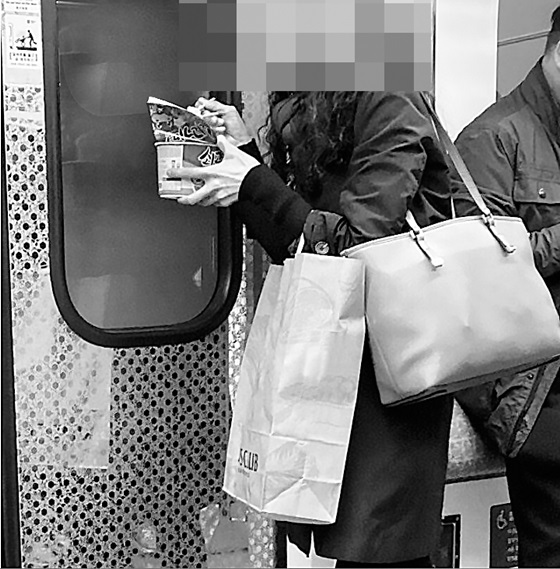 국내 지하철 객차 안에서 컵라면을 먹는 여성의 모습. 글쓴이는 지난 1일 소셜미디어에 이 사진 을 공개하며“신분당선에 소고기 라면 냄새가 장난이 아니다”라고 썼다. /소셜미디어 캡처