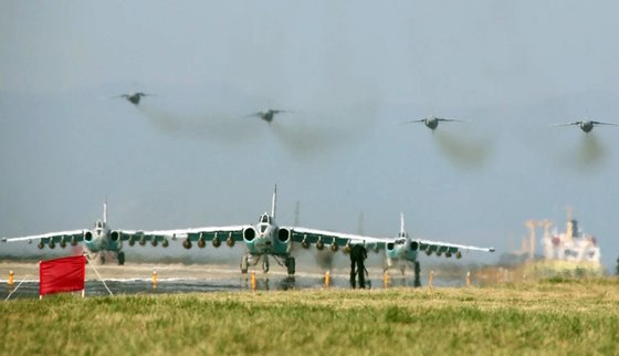 16일 북한 강원도 원산갈마비행장에서 열린 전투비행술경기대회에 등장한 SU-25.[연합뉴스]