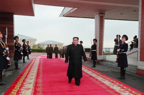 2년만에 전투비행술경기대회 참관한 김정은 국무위원장이 의장대 사이로 걸어가고 있다. [연합뉴스]