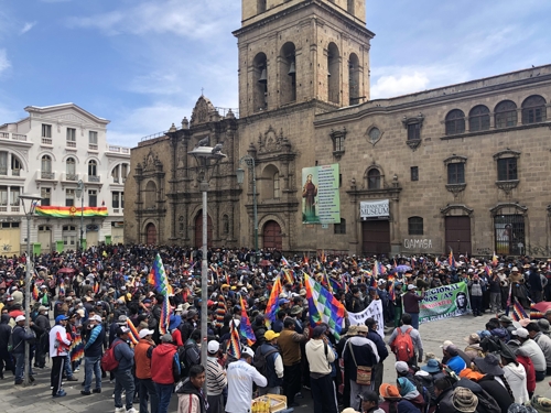 시위 벌이는 모랄레스 지지자들 (라파스=연합뉴스) 고미혜 특파원 = 15일(현지시간) 볼리비아 수도 라파스 도심의 산프란시스코 광장에서 에보 모랄레스 전 대통령의 지지자들이 시위를 벌이고 있다. 2019.11.16