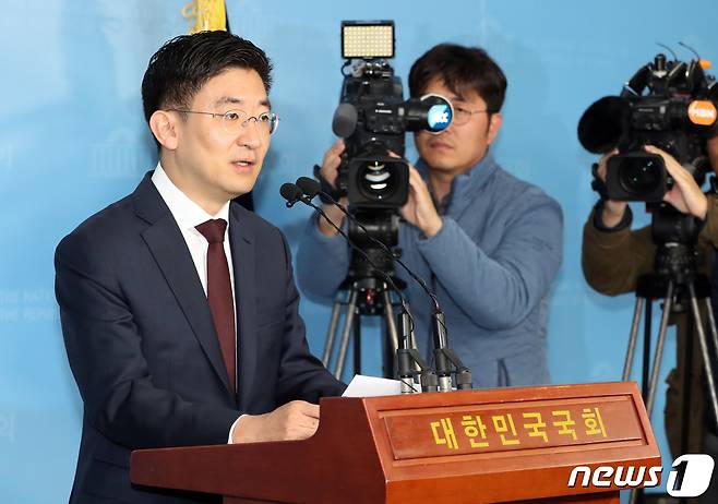 김세연 자유한국당 의원이 17일 서울 여의도 국회 정론관에서 '21대 총선 불출마' 기자회견을 하고 있다. 김세연 의원은 "자유한국당은 수명을 다했다"며, "존재자체가 역사의 민폐"라고 얘기했다. 또, "당을 공식적으로 완전하게 해체하자"고 주장했다. 2019.11.17/뉴스1 © News1 이종덕 기자