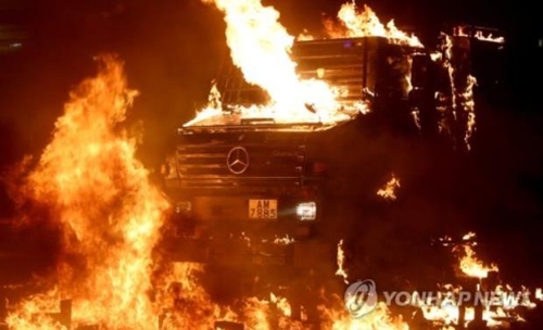홍콩 시위대가 던진 화염병에 맞아 불타는 경찰 장갑차 [로이터통신=연합뉴스]