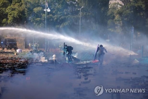 파란색 염료를 섞은 물대포를 쏘는 홍콩 경찰 [EPA통신=연합뉴스]