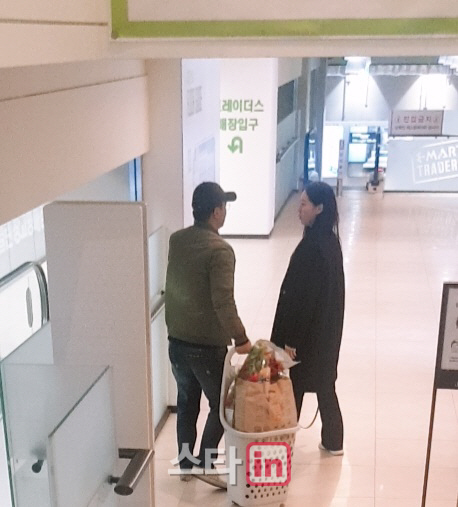 16일 오후 7시께 경기도 하남에 있는 한 쇼핑몰에서 데이트를 하는 정준(왼쪽부터)과 김유지의 모습(사진=독자 제공).