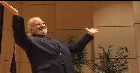 웃음 학자‘답게’사진 속 그는 대체로 미소를 띠고 있지만, 정작 그가 잘 웃거나 유머러스한 사람이었다고 소개한 글은 거의 없다. 그에게 웃음은 관찰하고 분석하고 연구해야 하는, 말 그대로 일거리였다. 어쩌면 그는 웃음 자체보다 웃음의 맥락을, 또 그걸 탐구하는 과정을 더 사랑했을 것이다. u-tube 화면