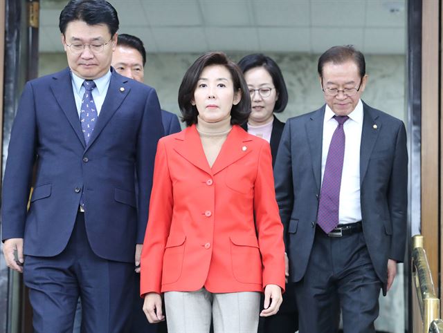 나경원 자유한국당 원내대표(가운데)가 지난 15일 국회에서 열린 원내대책회의에 참석하고 있다. 연합뉴스