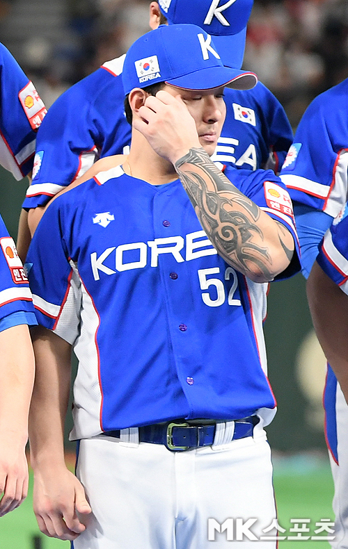 17일 일본 도쿄돔에서 열린 2019 WBSC 프리미어12 결승전 대한민국과 일본의 경기에서 한국이 3-5로 패하며 준우승에 그쳤다. 박병호가 눈물을 흘리고 있다. 사진(日 도쿄)=천정환 기자