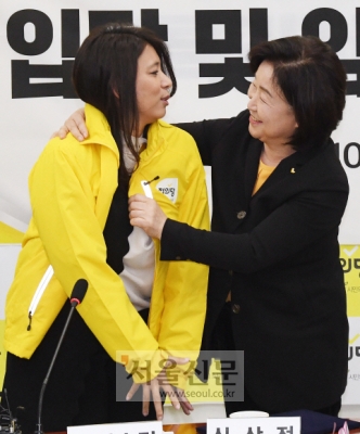- 19대 국회 당시 자유한국당의 전신 새누리당에서 활동한 이자스민 전 의원(왼쪽)이 11일 오전 국회에서 열린 정의당 입당식에서 심상정 대표로부터 정의당 점퍼를 받고 있다. 2019.11.11 김명국선임기자 daunso@seoul.co.kr