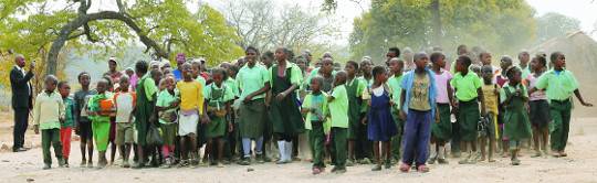 운동장에 모인 100여명의 케네티 카운다 초등학교 학생들이 월드비전팀을 환영하는 노래를 부르고 있다. 월드비전 모니터링 팀은 한국에서 준비한 필통 연필 등 학용품과 축구공 도시락 물통 등을 학생들에게 선물했다.