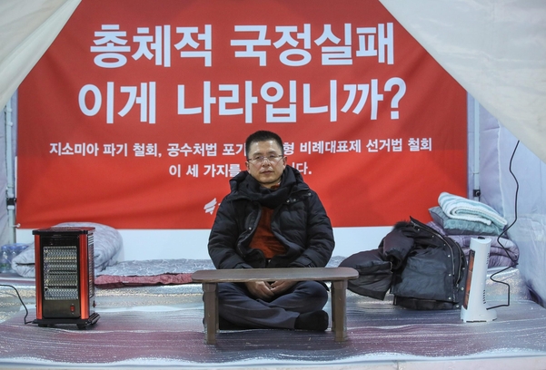 자유한국당 황교안 대표가 20일 국회 본관 앞에 설치한 천막에서 단식 투쟁을 하고 있다./연합뉴스
