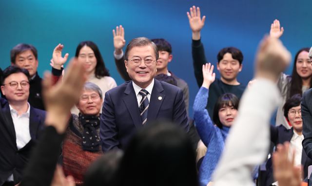 문재인 대통령이 19일 서울 상암동 MBC 사옥에서 열린 ‘국민이 묻는다, 2019 국민과의 대화’에서 국민 패널들의 질문 세례를 받으며 웃고 있다. 타운홀 방식으로 진행된 이날 행사에 국민 300명이 패널로 참석했다. 청와대 사진기자단
