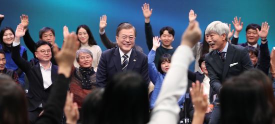 문재인 대통령이 19일 오후 서울 상암동 MBC에서 열린 '국민이 묻는다, 2019 국민과의 대화'에서 패널들의 질문을 받고 있다. 연합뉴스