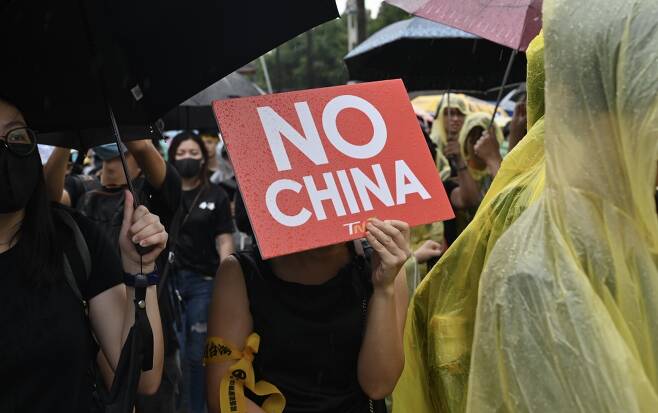 9월 29일 대만 타이페이 국회 앞에서 홍콩의 반중국 민주화 시위를 지지하는 시민들이 집회를 열고 있다/사진=AFP