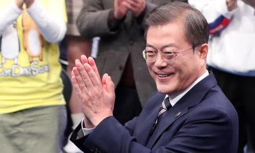 문재인 대통령이 19일 오후 서울 MBC 미디어센터에서 열린 '국민이 묻는다, 2019 국민과의 대화'에 참석해 박수를 치고 있다. 뉴시스