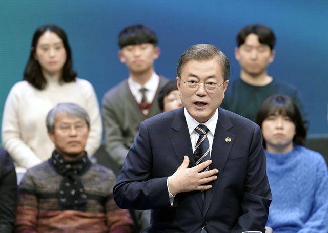 문재인 대통령이 19일 서울 마포구 MBC에서 열린 ‘국민이 묻는다, 2019 국민과의 대화’에서 질문에 답하고 있다. 문 대통령은 검찰 개혁과 관련해 “검찰 내부 개혁은 윤석열 검찰총장을 신뢰하고 있다”고 말했다. 청와대사진기자단