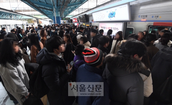 전국철도노조 파업 이틀째를 맞은 21일 서울 지하철 1호선 신도림역이 출근하는 시민들로 붐비고 있다. 코레일에 따르면 이날부터 수도권 전철은 평시 대비 82%로 운행한다.오장환 기자 5zzang@seoul.co.kr