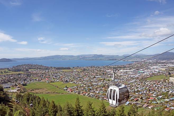 스카이라인에서 바라본 로토루아 시내와 호수 전경