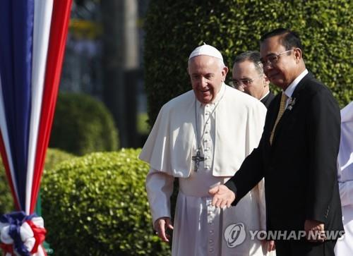 쁘라윳 짠오차 태국 총리의 안내를 받는 프란치스코 교황(왼쪽) [EPA=연합뉴스]