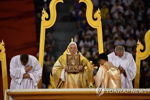 6만명이 운집한 방콕 국립경기장에서 미사를 집전 중인 프란치스코 교황 [AFP=연합뉴스]