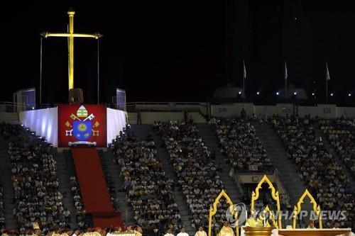 6만명이 운집한 방콕경기장에서 미사를 집전 중인 프란치스코 교황 [EPA=연합뉴스]