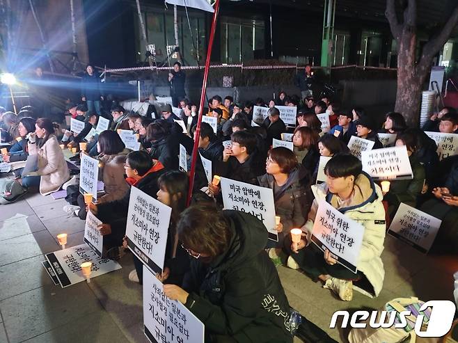 '아베규탄시민행동'은 22일 오후 7시30분부터 서울 종로구 KT광화문빌딩 앞에서 촛불집회를 열고 "지소미아 조건부 연기는 굴욕적이고, 국민을 무시한 결정"이라고 비판했다.  2019.11.22/뉴스1 © 뉴스1 민선희 기자