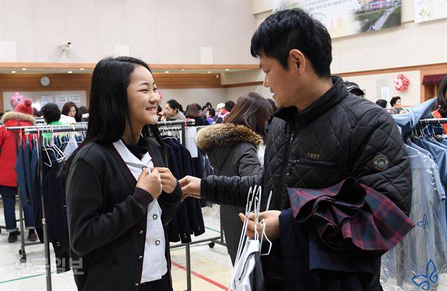 아빠와 딸이 교복을 고르고 있다. 서재훈 기자