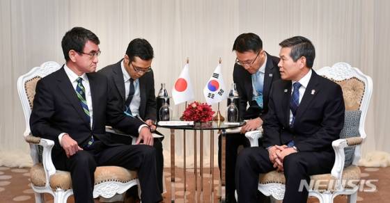【서울=뉴시스】전신 기자 = 제6차 아세안 확대 국방장관회의 참석차 태국을 방문한 정경두 국방부 장관이 17일 방콕 아바니 리버사이드 호텔에서 열린 한-일 국방장관 회담에서 고노 다로 일본 방위상과 대화하고 있다. (사진=국방부 제공) 2019.11.17. photo@newsis.com