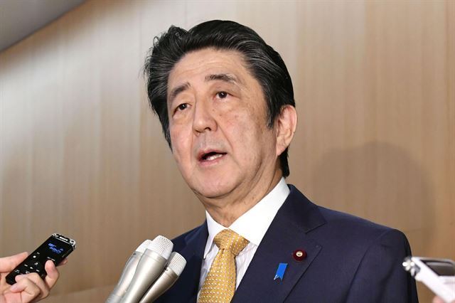 아베 신조 일본 총리가 22일 도쿄 공관에서 기자들을 상대로 한국의 지소미아 효력 유지 발표에 대해 언급하고 있다. 도쿄=AP 연합뉴스