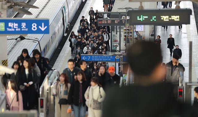 철도파업 나흘째인 23일 오전 서울 용산구 서울역에서 부산발 KTX를 타고 역에 도착한 승객들이 플랫폼을 나서고 있다. 연합뉴스