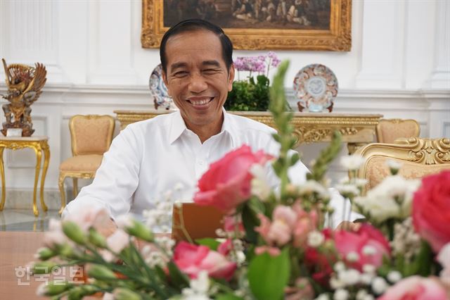 지난 22일 자카르타 대통령궁에서 만난 조코 위도도 인도네시아 대통령은 각종 현안을 설명하면서도 웃음을 잃지 않았다.
