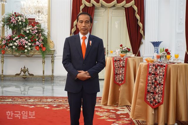재선 취임식 날인 10월 20일 밤 각국 축하사절단을 기다리며 뭔가 골몰하고 있는 조코 위도도 인도네시아 대통령.