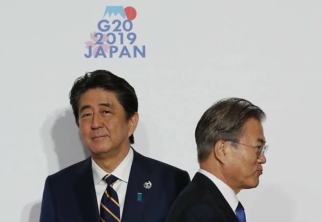 문재인 대통령이 6월28일 오전 인텍스 오사카에서 열린 G20(주요20개국) 정상회의 공식 환영식에서 의장국인 일본의 아베 신조 총리와 악수한 뒤 이동하고 있다. ⓒ 연합뉴스
