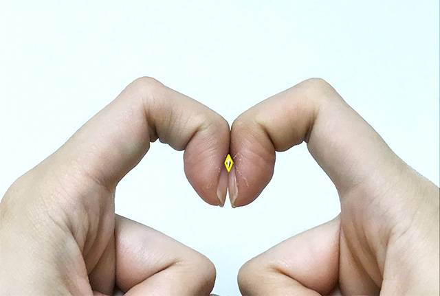 손톱을 맞대었을 때 다이아몬드 모양이 생기지 않는다면 폐 질환을 의심해볼 수 있다./사진=헬스조선 DB