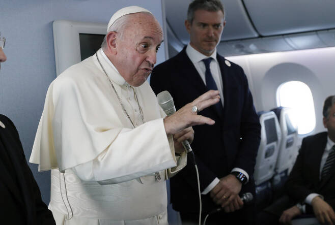 프란치스코 교황이 26일(현지시간) 일본 방문 일정을 마치고 바티칸으로 귀국하는 비행기 안에서 기자회견을 하고 있다.  AP연합뉴스