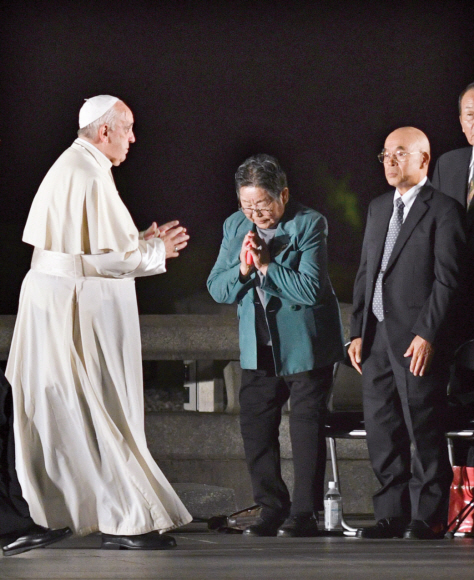 히로시마서 한국인 원폭 피해자 손잡은 교황 - 프란치스코(왼쪽) 교황이 지난 24일 일본 히로시마시 평화기념공원에서 열린 평화기원 행사에서 재일한국인 피폭자 박남주(가운데)씨와 만나고 있다. 요미우리신문은 “박씨가 이 자리에서 ‘전후 가난한 생활에도 긍정적으로 살아올 수 있었던 것은 교황님의 가르침이 있었기 때문’이라고 말했다”고 전했다. 교황은 25일 아베 신조 일본 총리와의 만남에서 원폭에 의한 파괴가 다시는 반복되지 않아야 한다고 강조하며 “민족 간, 국가 간 분쟁은 가장 심각한 경우라도 대화를 통해서만 유효한 해결책을 찾을 수 있다”고 강조했다.히로시마 EPA 연합뉴스