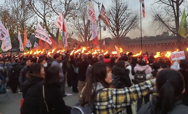 30일 ‘전국 민중대회’ 참가자들이 서울 종로구 청와대 앞에서 횃불을 보고 환호하고 있다. /민서연 기자