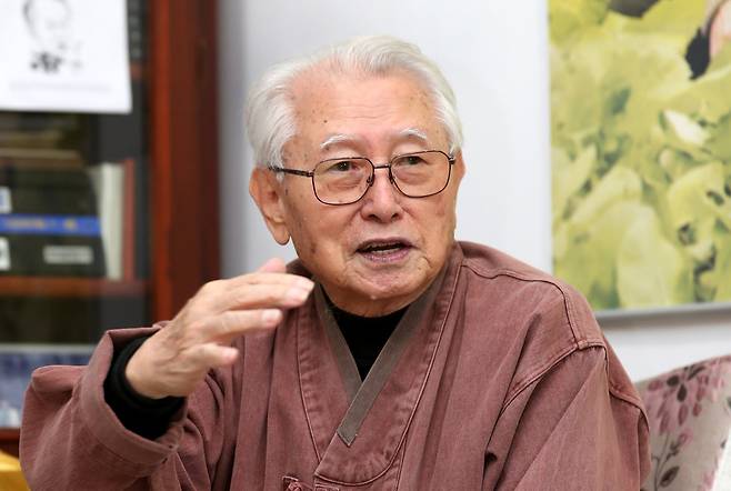 발달장애인들의 직업재활시설인 강화도 우리마을을 설립한 김성수 전 대한성공회 대주교가 지난 27일 우리마을 촌장 사무실에서 <한겨레>와 인터뷰하고 있다. 강재훈 선임기자 khan@hani.co.kr