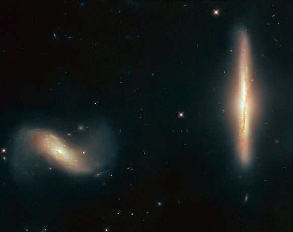 NGC 6285(왼쪽)과 NGC 6286. 사진=NASA / ESA / Hubble / K. Larson et al.